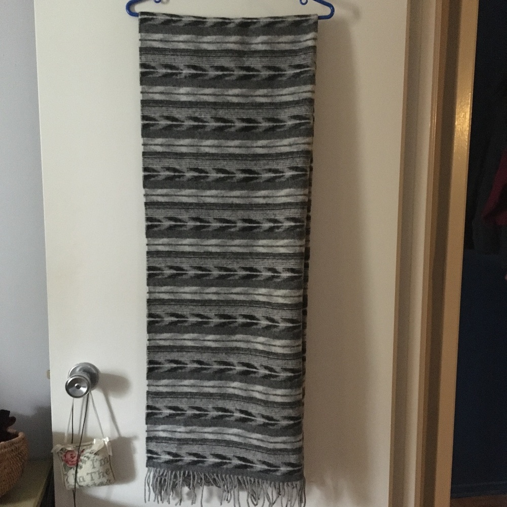 ROYAL SPEYSIDE Black + White Print Pure Wool Fringed Lap Blanket Throw